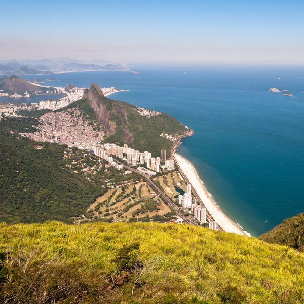 Ein atemberaubender Blick auf die Küste von Rio de Janeiro, mit Stränden, Berglandschaften und dem blauen Ozean im Hintergrund.
