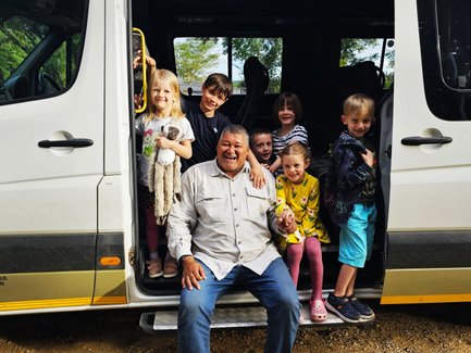 Reiseleiter sitzt mit Kindern im Bus - Garden Route mit Kindern