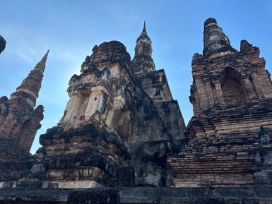 Ansicht des Tempels Wat Mahathat bei Sonne - Thailand mit Kindern