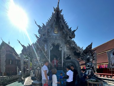Familie schaut sich den Wat Sri Suphan in Chiang Mai an - Thailand mit Kindern