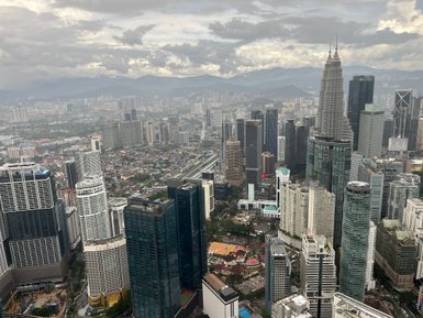 Blick auf die Skyline von Kuala Lumpur vom KL Tower aus – Malaysia & Borneo Familienreise