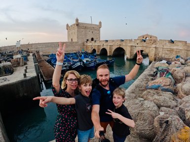 Familie hält einen fröhlichen Moment mit einem Selfie in Essaouira fest – Marokko Reise mit Kindern