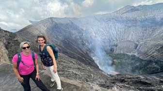 Zwei Frauen stehen am Rand des Kraters des Bromo Vulkans – Indonesien Familienreise