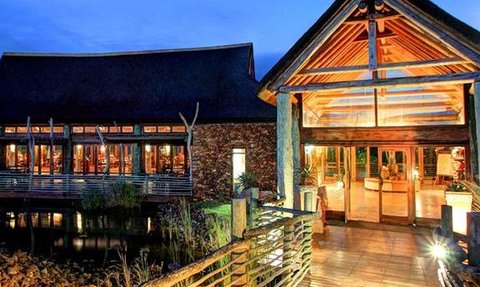 Ein stilvolles Lodge-Gebäude mit Holzverkleidung und einem einladenden Eingangsbereich, umgeben von sanften Lichtverhältnissen.