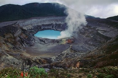 Nahaufnahme des Vulkan Poás mit aufsteigendem Rauch – Costa Rica Reise mit Kindern