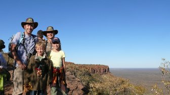 Eine Familie steht auf dem Gipfel eines Berges - Namibia Familienurlaub