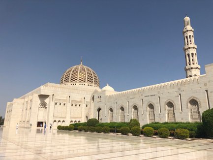 Die Große Sultan-Qabus-Moschee von außen in Muscat – Oman Familienreise
