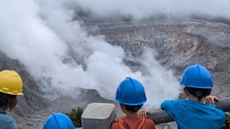 Kinder besuchen den Vulkan Poás bei Alajuela – Costa Rica Familienreise