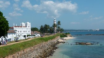 Ausblick auf das Meer und die alten Mauern des Forts in Galle – Sri Lanka Familienreise