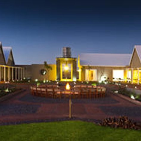 Eine Safari Lodge mit moderner Architektur und Außenbereich - Namibia Familienreise