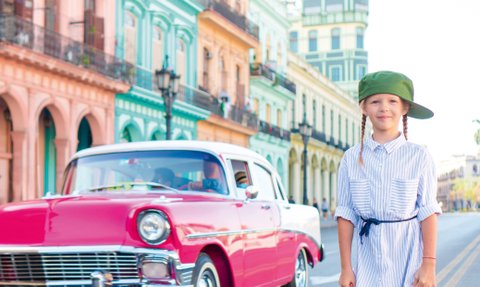 Mädchen neben Oldtimer in Havanna - Kuba mit Kindern