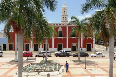 Rot gestrichenes Gebäude aus der Kolonialzeit im Zentrum von Campeche – Mexiko mit Kindern