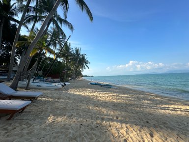 Strand bei blauem Himmel mit Palmen im Santiburi Resort auf Koh Samui - Thailand mit Kindern