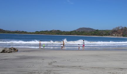 Kinder spielen Fußball am Strand des Nammbu Beach – Costa Rica Familienreise