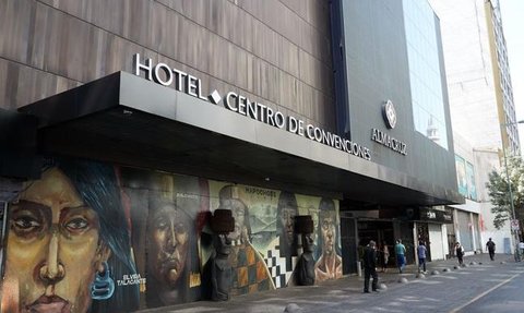 Das Almacruz Hotel in Santiago zeigt eine beeindruckende Fassade mit lebendigen Wandmalereien und modernen architektonischen Elementen.