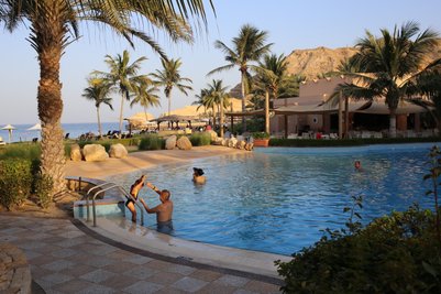 Poollandschaft mit Blick auf das Meer im Shangri-La Barr Al Jissah Resort – Oman Familienreise