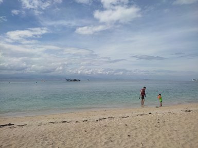 Weiter Sandstrand am Nexus Resort – Malaysia & Borneo Reise mit Kindern