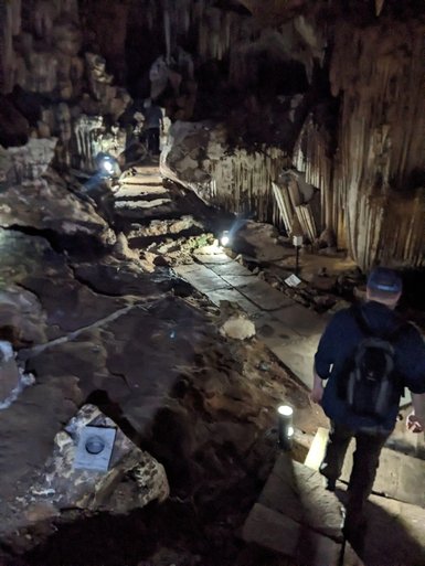 Entdecker erkundet geheimnisvolle Tropfsteinhöhle mit Laterne – Thailand Familienreise
