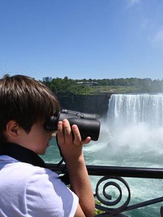 Junge mit Fernglas bei Niagarafällen - Ostkanada mit Kindern