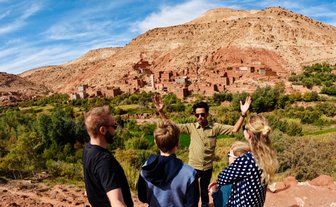 Familie erkundet die historische Lehmburg Aït Ben Haddou mit einem Guide – Familienreise nach Marokko
