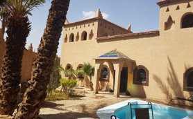 Außenpool und Liegebereich im La Rose du Sable in Agdz – Marokko Reise mit Kindern