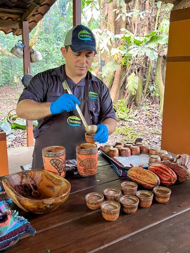 Einheimischer erklärt die Kakaoverarbeitung in La Tirimbina – Costa Rica Familienreise