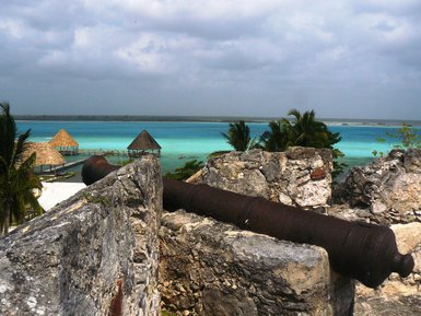 Festung San Felipe in Bacalar mit Ausblick auf die türkisfarbene Lagune – Mexiko Reise mit Kindern