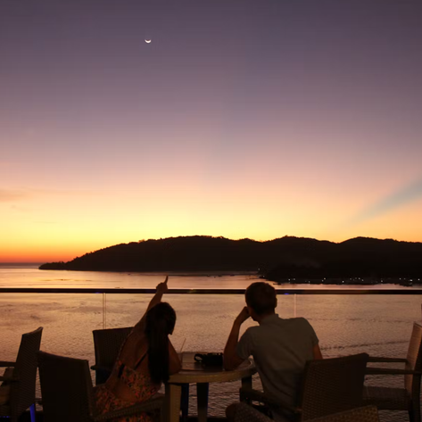 Abendlicher Blick auf das Meer vom Grandis Hotel – Malaysia & Borneo mit Kindern