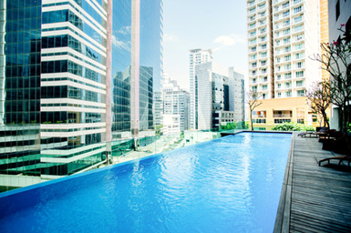 Außenpool mit Skyline-Blick im Verdant Hill Hotel – Malaysia & Borneo Familienreise