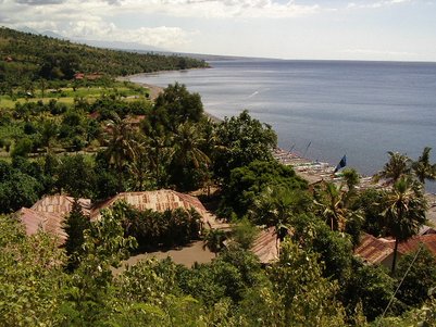 Traditionelle Häuser entlang der Küste in Amed – Bali mit Kindern