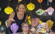 Familie beim Laternen basteln - Vietnam for family Summer - Vietnam mit Kindern im Sommer