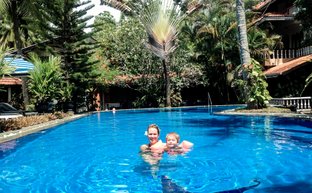 Mutter und Kind genießen gemeinsam entspannte Momente am Pool – Sri Lanka Familienreise