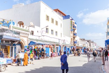 Weiß-blaue Häuserfassaden in den Gassen der Altstadt von Essaouira – Marokko Reise mit Kindern