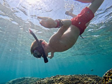 Kind schnorchelt unter Wasser an den Daymaniyat Inseln – Oman mit Kindern