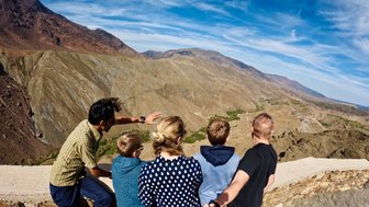 Familie genießt den Blick auf die umliegenden Berge der Stätte Aït Ben Haddou – Familienreise nach Marokko