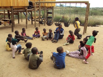 Einheimische Kinder sitzen auf dem Boden - Namibia mit Jugendlichen