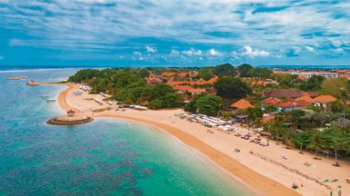 Familienfreundlicher Sandstrand von Sanur mit ruhigem Wasser – Bali Reise mit Kindern
