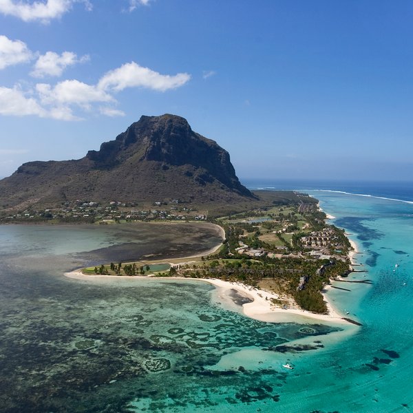 Ein atemberaubender Blick auf den Le Morne Berg, umgeben von klarem, türkisfarbenem Wasser und einer malerischen Küstenlinie.