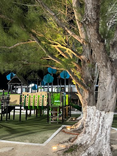 Kinder spielen auf einem Spielplatz in Puerto Morelos – Mexiko Familienreise