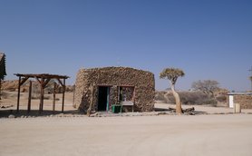 Außenansicht Rezeption Spitzkoppe Campsite - Namibia Reise mit Kindern