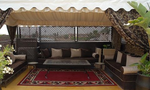 Dachterrasse im traditionellen Stil im Riad Dar Nejma – Marokko Familienreise