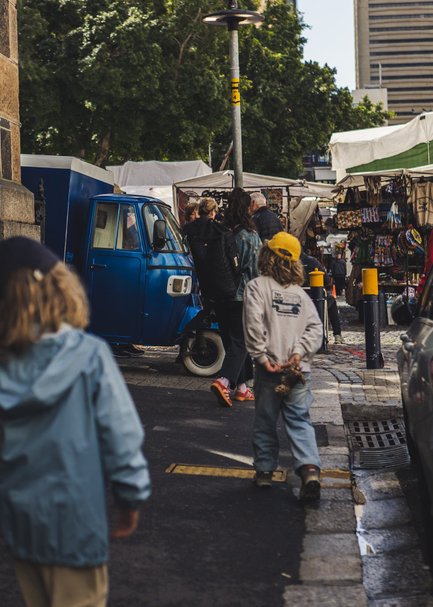 Zwei Jungen laufen durch die Straßen von Kapstadt – Südafrika Familienreise