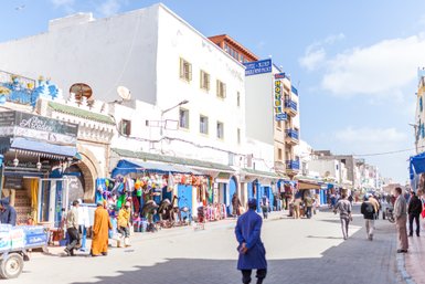 Weiß-blaue Häuserfassaden in den Gassen der Altstadt von Essaouira – Marokko Reise mit Kindern