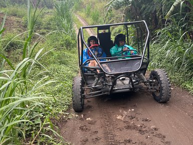 Reisende erleben eine spannende Quad-Buggy Tour durch Munduk – Bali Familienreise
