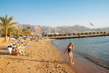 Liegen und Strandabschnitt im Mövenpick Resort Aqaba - Jordanien Familienurlaub