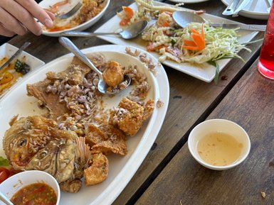 Fischgericht serviert auf einem thailändischen Esstisch – Thailand Familienreise