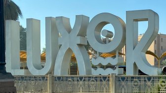 Dekorativer Luxor-Schriftzug – Ägypten Reise mit Kindern