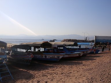 mehrere Boote am Strand - Jordanien Reise mit Kindern