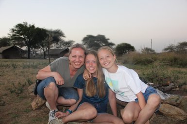 Familie genießt gemeinsame Zeit im Safari-Camp – Tansania Familienreise