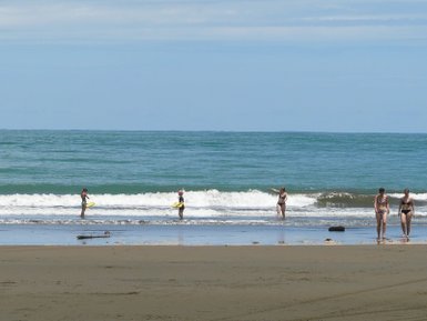 Kinder spielen mit Bodyboards am Strand – Costa Rica Familienreise